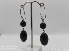 Joyeria: Preciosos pendientes antiguos en plata de ley contrastada con cristales negros facetados.